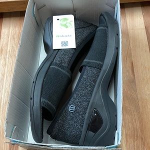 NWT Bzees Kudos Slip Ons in Size 8 Black and Gray